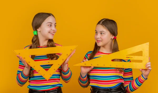 Crianças Alegres Escola Prendem Ferramenta Matemática Triângulo — Fotografia de Stock