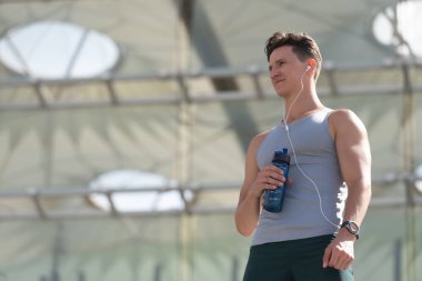 Sporcu dışarıda susamış hissediyor, kopyala uzayı. Sporcu sokakta susamış hissediyor. Sporcunun fotoğrafı su şişesiyle susamış hisset. Sporcu dışarıda susamış hissediyor..