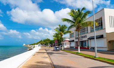 Cozumel, Meksika - 24 Aralık 2015: Seafront 'ta yaz gezisi caddesi yolu.