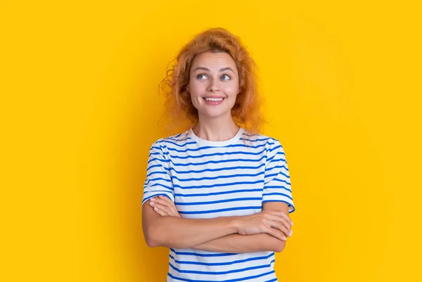肯定的な赤毛の女性は黄色の背景に隔離された顔 スタジオで若い赤毛の女性の顔 大人の赤毛の女の顔 — ストック写真