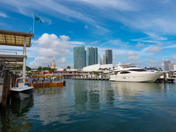 Miami, Florida ABD - 05 Ocak 2016: Liman limanında yolcu gemisi.