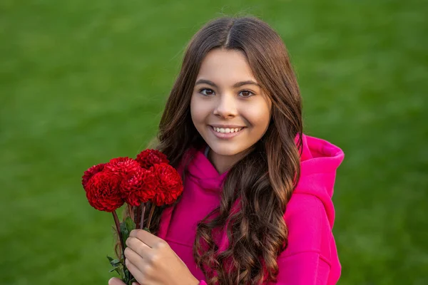 10代の女の子は秋の花束を屋外で笑顔 秋の花の花束を持つ10代の女の子 秋の花束を持った10代の少女 秋の花束を持った10代の少女の写真 — ストック写真