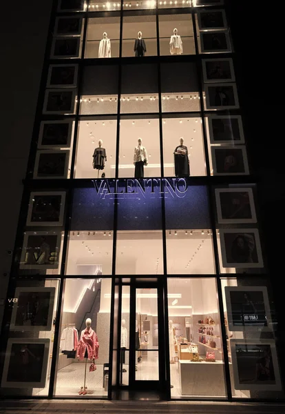 Miami Usa März 2021 Schaufensterpuppen Der Beleuchteten Valentino Ladenfront Design — Stockfoto