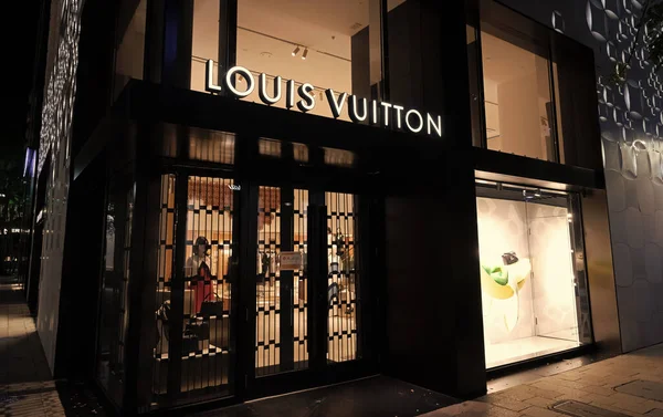 Miami Usa März 2021 Louis Vuittons Name Leuchtet Nachts Neonbuchstaben — Stockfoto