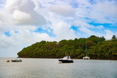 Yazın teknesi olan deniz manzarası. Tekneli deniz manzarası. Tekneli deniz manzarası. Gün ışığında teknesi olan deniz manzarası.