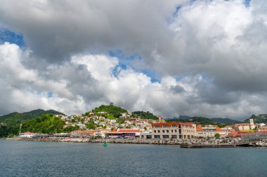 Limanlı bir şehir manzarası. Limanlı bir şehir manzarası. Limanı ya da limanı olan bir şehir manzarası. Açık hava limanlı şehir manzarası.