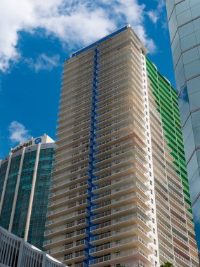 Miami, Florida USA - 26 Aralık 2015: Gökdelen binasının Miami mimarisinin perspektif görüntüsü.