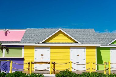 Yaz mevsiminde yazlık kulübenin fotoğrafı. Yaz tatilinde sahil kulübesinde. Yazın sahil kulübesi. Yazın sahil kulübesi inşaatı.
