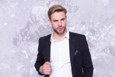 Arkaplanda yakışıklı bir iş adamı. İş adamının resmi takım elbise giyiyor. Profesyonel iş adamı Grey 'de izole edilmiş. Stüdyoda iş adamı.