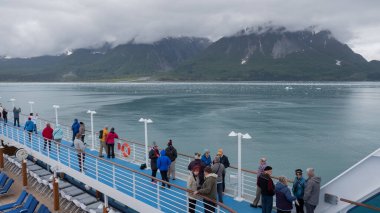 Hubbard Buzulu, Alaska ABD - 24 Mayıs 2019: Dağ manzarasına turistik seyahat.