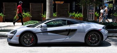 Miami Beach, Florida ABD - 15 Nisan 2021: beyaz mclaren 570 'ler Cabriolet spor araba, yan görüş.