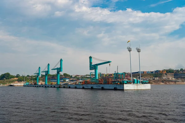 ブラジルマナウス 2015年12月4日 貨物港における産業用建設クレーン — ストック写真