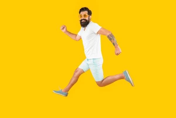 Pośpieszny Człowiek Odizolowany Żółto Śpieszący Się Facet Studio Spieszący Się — Zdjęcie stockowe