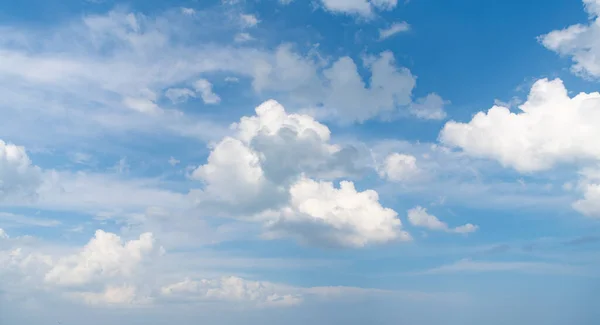 空を背景にしたふわふわの雲の雲 雲の雲を背景にしています 雲の雲の空の写真です 空に浮かぶ雲の風景 — ストック写真