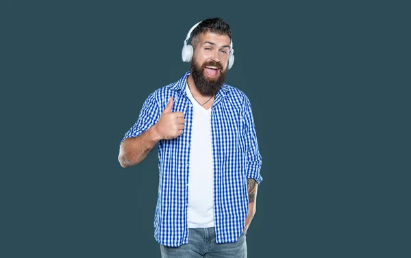Έκπληκτος Γενειοφόρος Άνθρωπος Ακούσετε Μουσική Στα Ακουστικά Δάκτυλο Σημείου — Φωτογραφία Αρχείου