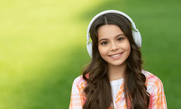 Adolescente Escuchar Música Con Espacio Copia Adolescente Chica Escuchar Música — Foto de Stock