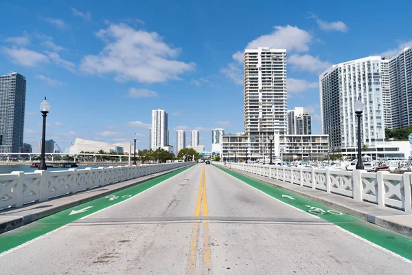 美国佛罗里达州迈阿密 2021年4月15日 城市景观目的地与公路路线 — 图库照片