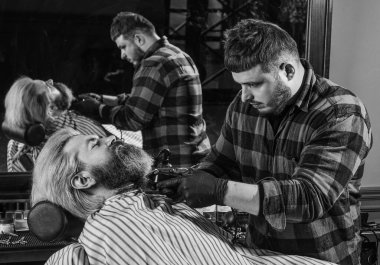 Saçları sihirli gösteriyor. Erkek güzellik ve moda. Berber dükkanında olgun bir adam. Kuafördeki vahşi sakallı adam. Berber ve erkek müşteri. Bıyıklı ve sakallı hippi. Adam yeni saç stili istiyor..