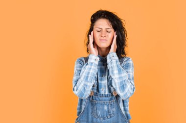 Migren ağrısı. Kareli gömlek giyen bir kadın. Kadın güzelliği ve sağlığı. Sağlıklı yaşam kavramı. hippi yaşam tarzı. Kot pantolon giymiş mutsuz bir kadın. hippi kızın başı ağrıyor..