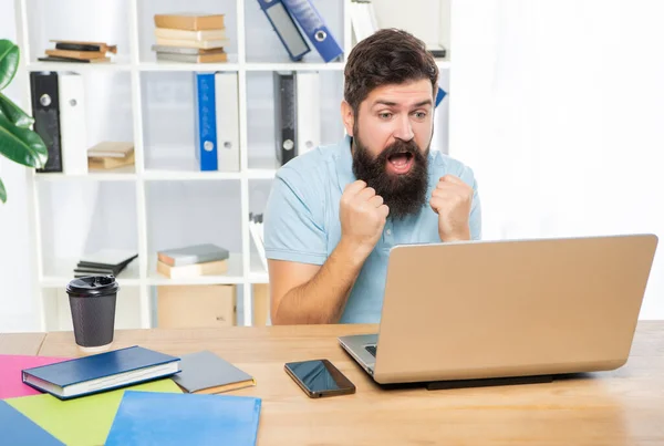 Empresário Animado Fazendo Punhos Olhando Laptop Mesa Escritório Antecipação — Fotografia de Stock