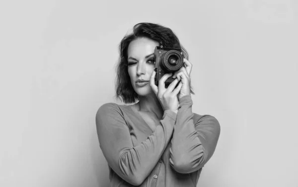 Retrato Fotógrafo Mulher Séria Olhando Para Foto Câmera Fundo Bege — Fotografia de Stock