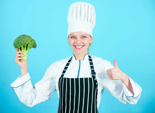 健康食品 节食的概念 吃健康的 女孩拿蔬菜 有机营养 花椰菜的营养状况令人印象深刻 女厨师拿着西兰花蔬菜 健康素食食谱 — 图库照片