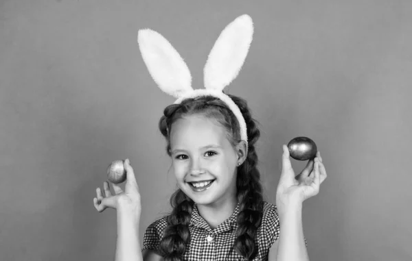 小兔宝宝拿着复活节彩蛋准备猎蛋 快乐的复活节彩蛋 — 图库照片