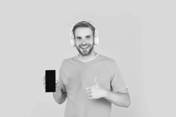 Nejlepší Telefon Šťastný Chlapík Zvedne Palce Mobilu Hudební Smartphone Poslouchám — Stock fotografie
