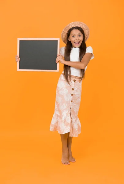 Menina Feliz Criança Usar Chapéu Verão Segurar Chalkboard Informações Espaço — Fotografia de Stock