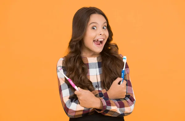 Zahnhygiene Zahnaufhellung Mädchen Niedlichen Langen Haaren Hält Zahnbürsten Gelben Hintergrund — Stockfoto