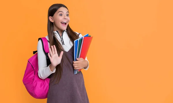 Erstauntes Kind Mit Schulrucksack Und Arbeitsheft Auf Gelbem Hintergrund — Stockfoto