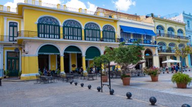 Havana, Küba - 02 Mayıs 2019: Eski Havana 'da renkli restoranı olan hedef meydan.