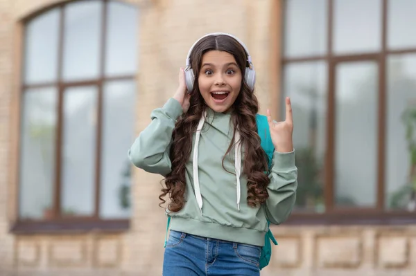 Açık Havada Müzik Kulaklığı Takan Liseli Kız Dışarıda Müzik Kulaklıklı — Stok fotoğraf