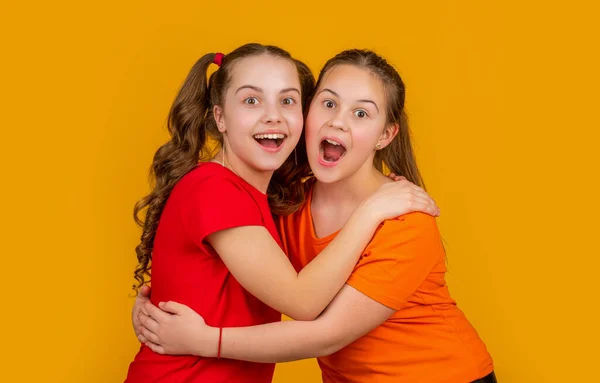 Crianças Espantadas Abraçando Fundo Amarelo Melhor Amigo — Fotografia de Stock
