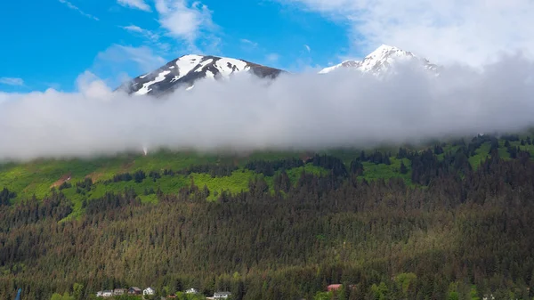 雲と山の風景と自然 山の峰のある自然 山と自然の写真 山のある自然 — ストック写真