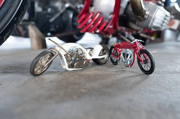 展示经典定制自行车 定制摩托车或斩草机玩具模型的缩影 — 图库照片