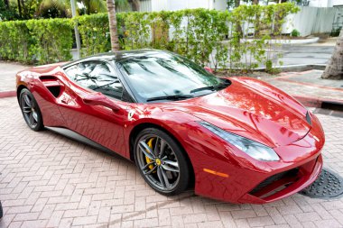 Miami Beach, Florida USA - 18 Nisan 2021: Kırmızı Ferrari 488 GTB aracı, köşe görüş.