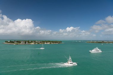 Yaz tatili için deniz kenarında bir ada. Varış noktası deniz kenarı panoramik manzarası. Deniz kıyısındaki adanın fotoğrafı. Yaz mevsiminde varış noktası.