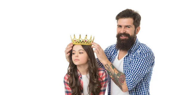 Заслуживаешь Корону Бородатый Мужчина Коронует Маленького Ребенка Маленькая Принцесса Корона — стоковое фото