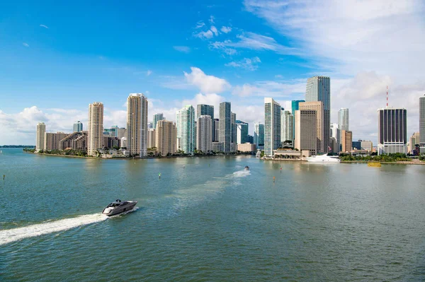 Miami Metropolisz Hajóval Miami Metropolisz Felhőkarcolós Képe Miami Metropolisz Városképe — Stock Fotó