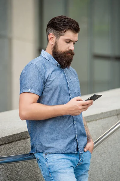 Hombre Barbudo Utilizando Dispositivo Teléfono Móvil Para Mensajería Sms Móvil — Foto de Stock