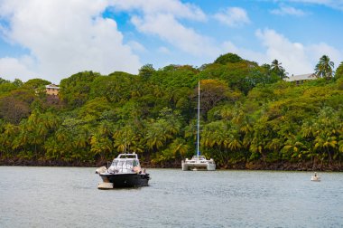 Gündüz vakti lüks teknesi olan deniz manzarası. Yazın teknesi olan deniz manzarası. Tekneli deniz manzarası fotoğrafı. Tekneli deniz manzarası.
