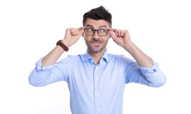 Düşünceli erkek gözlüğü takıyor. Gözlüklü düşünceli bir adamın fotoğrafı. Gözlüklü düşünceli adam beyaz arka planda izole edilmiş. Stüdyoda göz takan düşünceli bir adam..