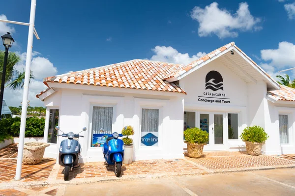 多米尼加共和国圣多明各 2016年2月16日 别墅或办公大楼与停放轻便摩托车的社区 — 图库照片