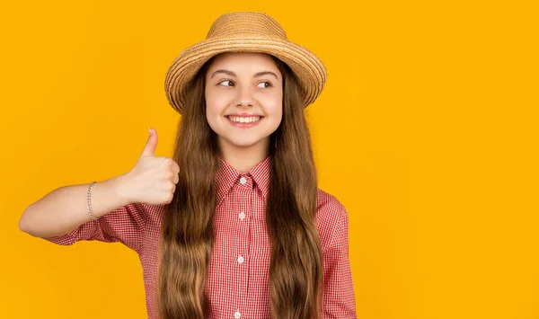 Ευτυχισμένο Έφηβο Παιδί Ψάθινο Καπέλο Κίτρινο Φόντο Αντίχειρας — Φωτογραφία Αρχείου