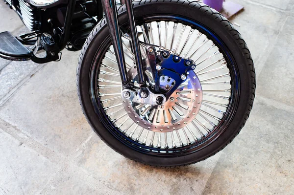 Detailed Custom Chrome Spoke Wheel Custombike Custom Motorcycle Chopper Bike — Stock Photo, Image