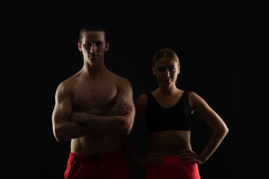 Spor giyimli spor ayakkabılı çift beyazda izole edilmiş. Stüdyoda spor giyim bölümünde fitness çifti. Spor giyim sektöründe arka planda fitness çifti. Spor giyim bölümünde spor ayakkabısı giymiş bir çiftin fotoğrafı..