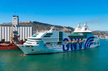 Barcelona, İspanya - 30 Mart 2016: Rhapsody yolcu gemisi iskeleye yanaştı.