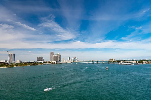 Miami Cityscape Metropolisz Horizonttal Miami Városkép Metropolisz Kék Égen Miami — Stock Fotó