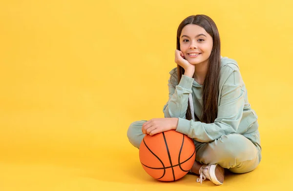 Φωτογραφία Της Έφηβης Μπάσκετ Κορίτσι Μπάλα Αντίγραφο Χώρο Έφηβη Μπασκετμπολίστας — Φωτογραφία Αρχείου